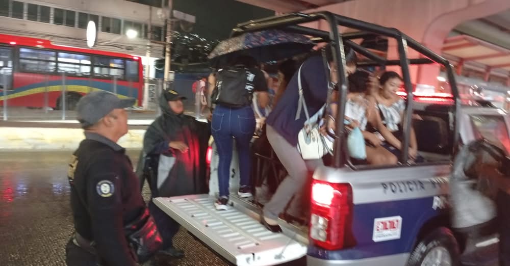 Policías ayudan a ciudadanos a trasladarse durante lluvias en Acapulco, Gro