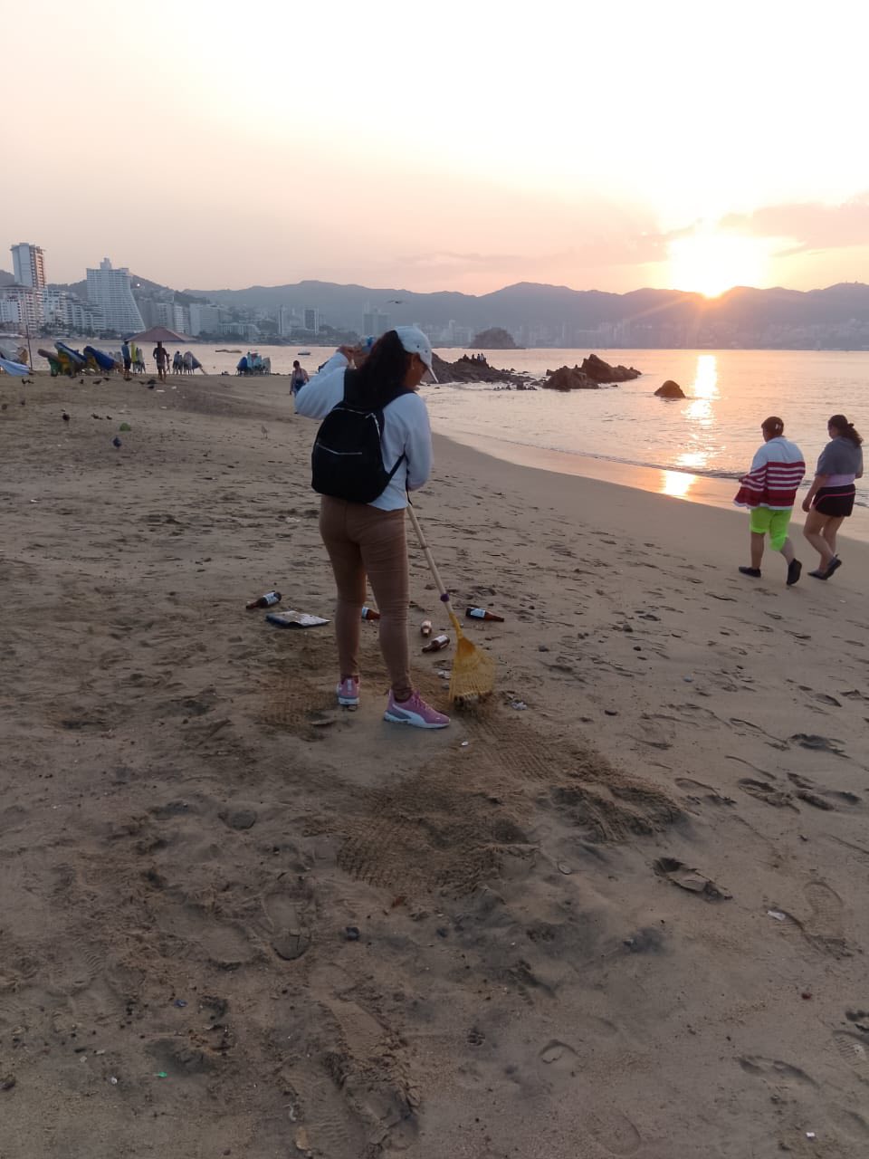 E. Salgado informa que sigue el Operativo Vacacional para tener playas limpias en Guerrero 