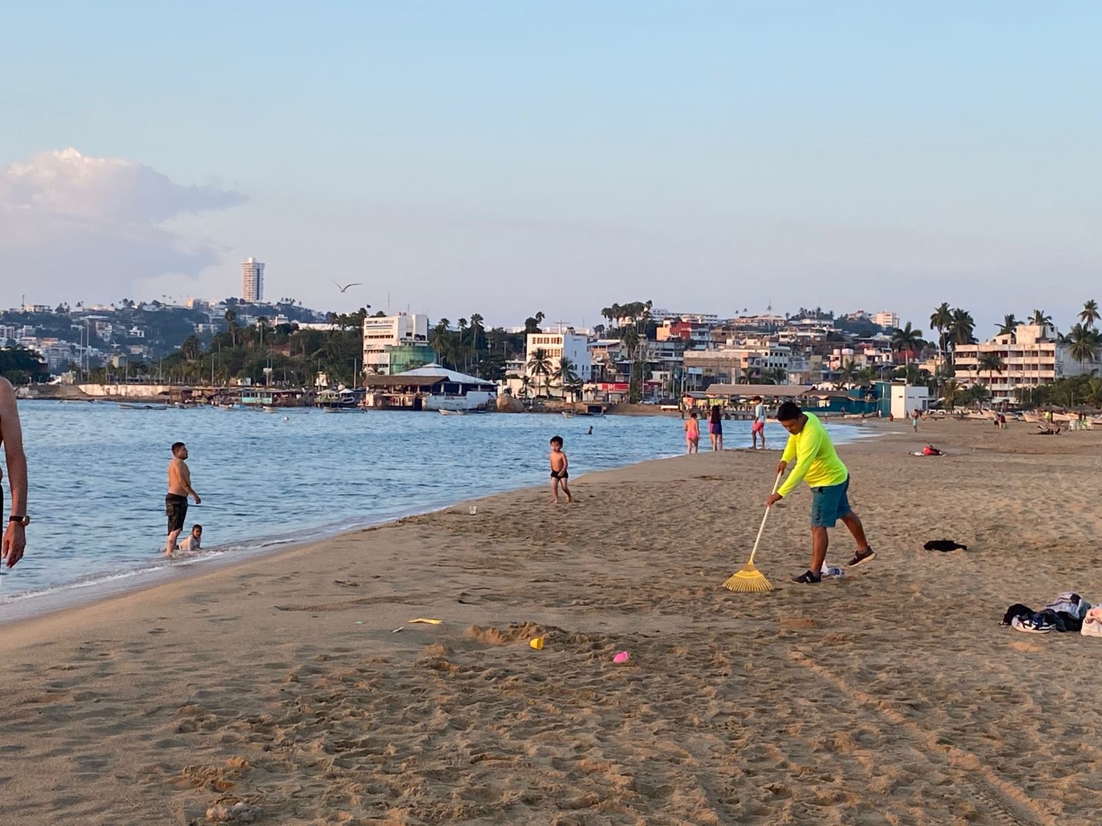 Gobierno de Evelyn Salgado refuerza limpieza en playas y miradores de Acapulco