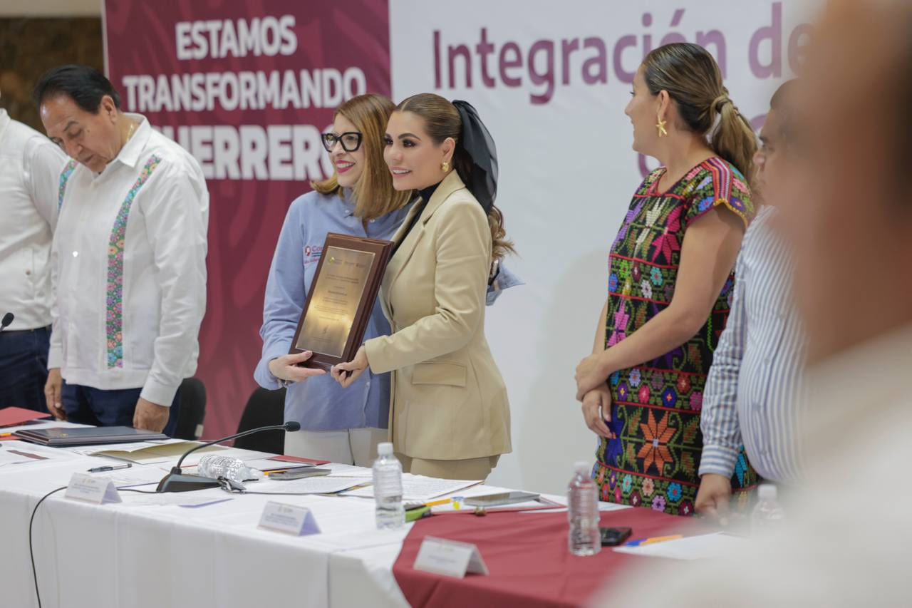 E. Salgado comparte fotos de la reunión con el Comité de Gestión por Competencias del Guerrero