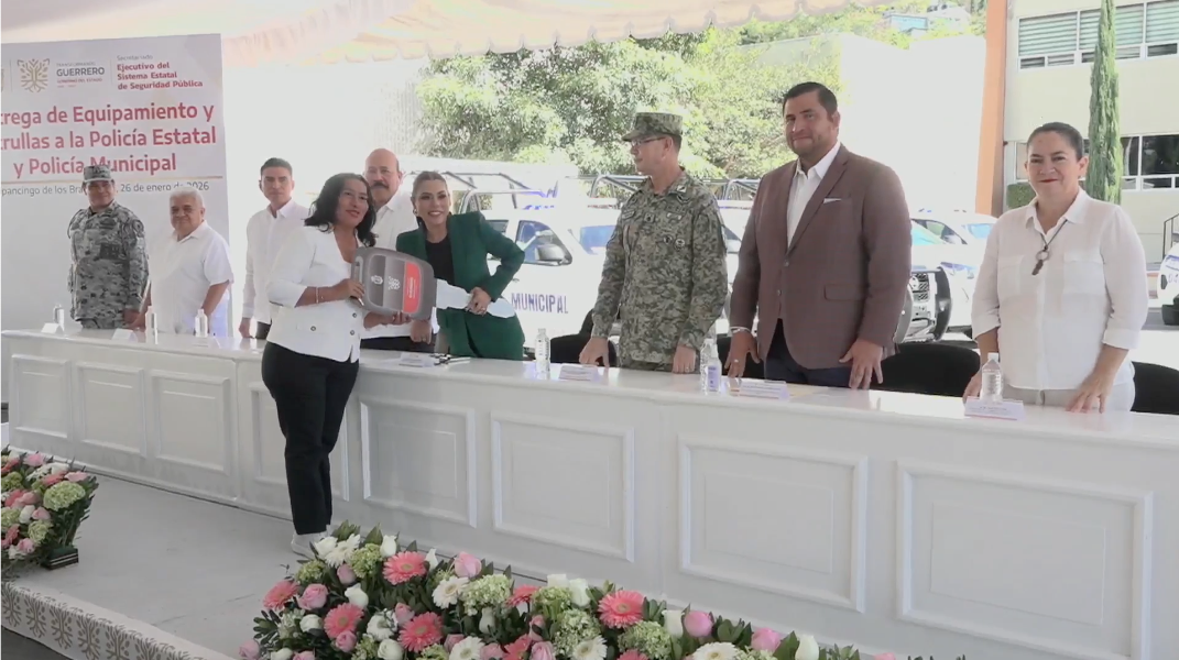 E. Salgado entrega equipamiento y patrullas a la Policía Estatal y Municipal
