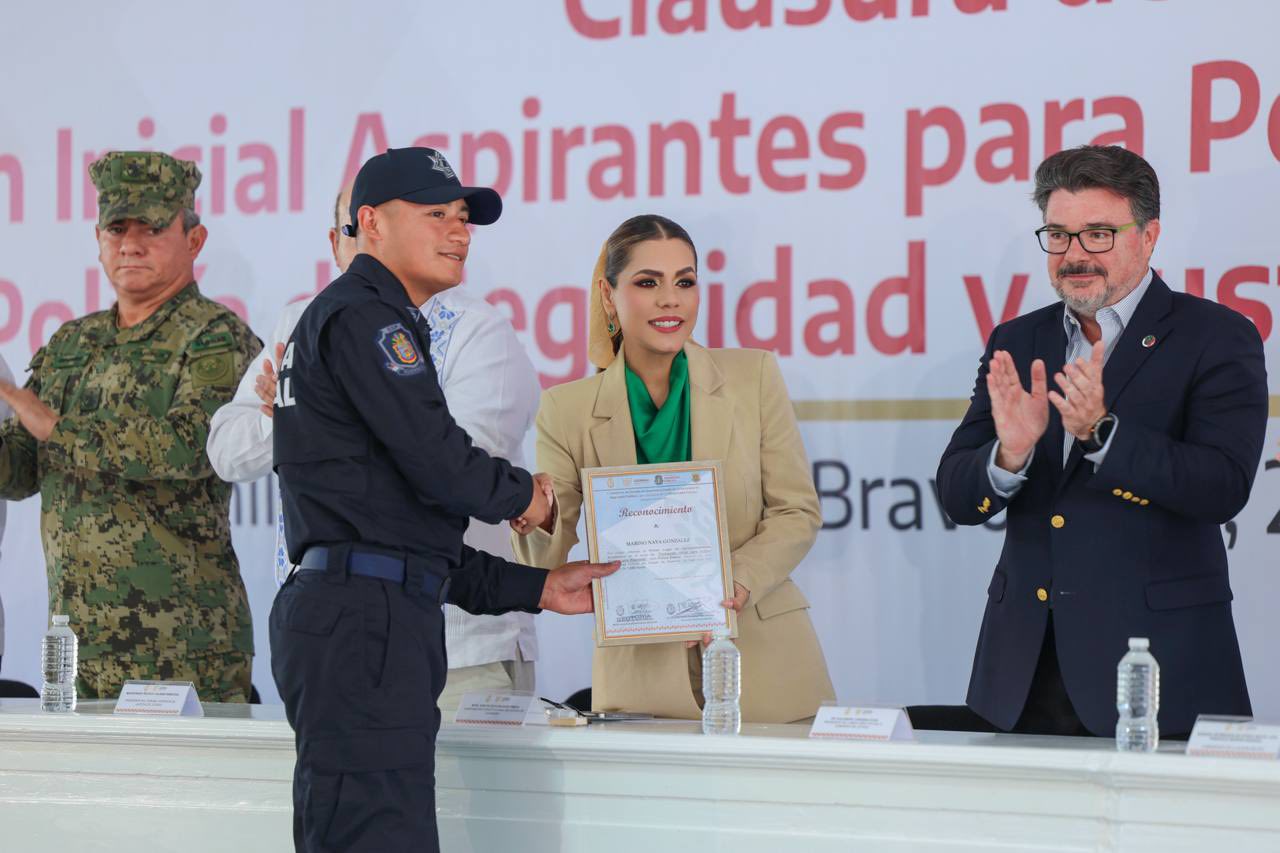 E. Salgado comparte fotos de la clausura de formación para Policía de Seguridad y Penitenciaria